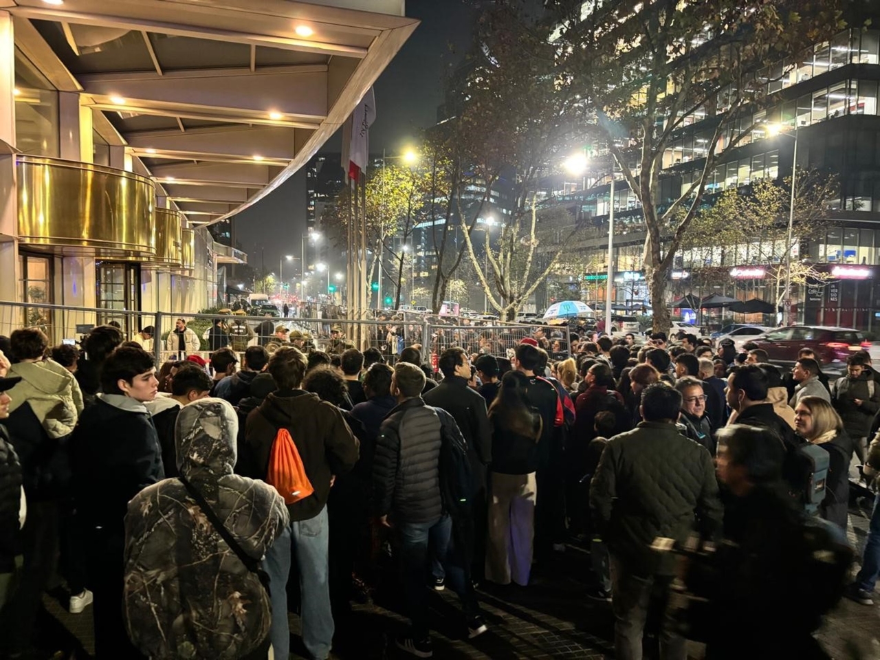 Chaos and shoving upon the national team's arrival in Chile: the AFA filed a complaint for violating security protocol in Santiago.