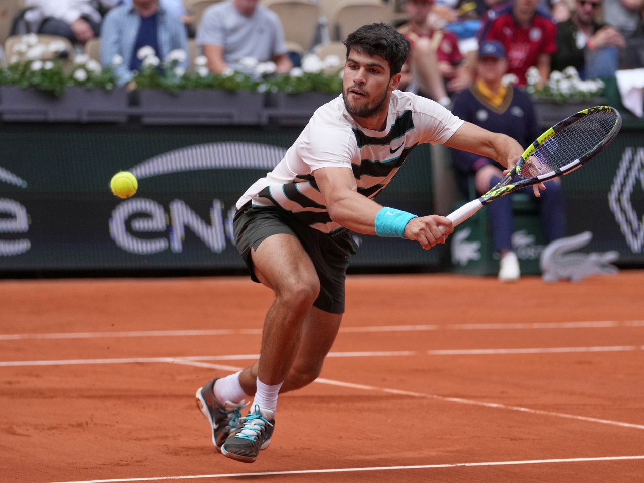 Roland Garros define seus dois finalistas: Alcaraz x Musetti e Sinner x Djokovic prometem uma sexta-feira de alta tensão em Paris.