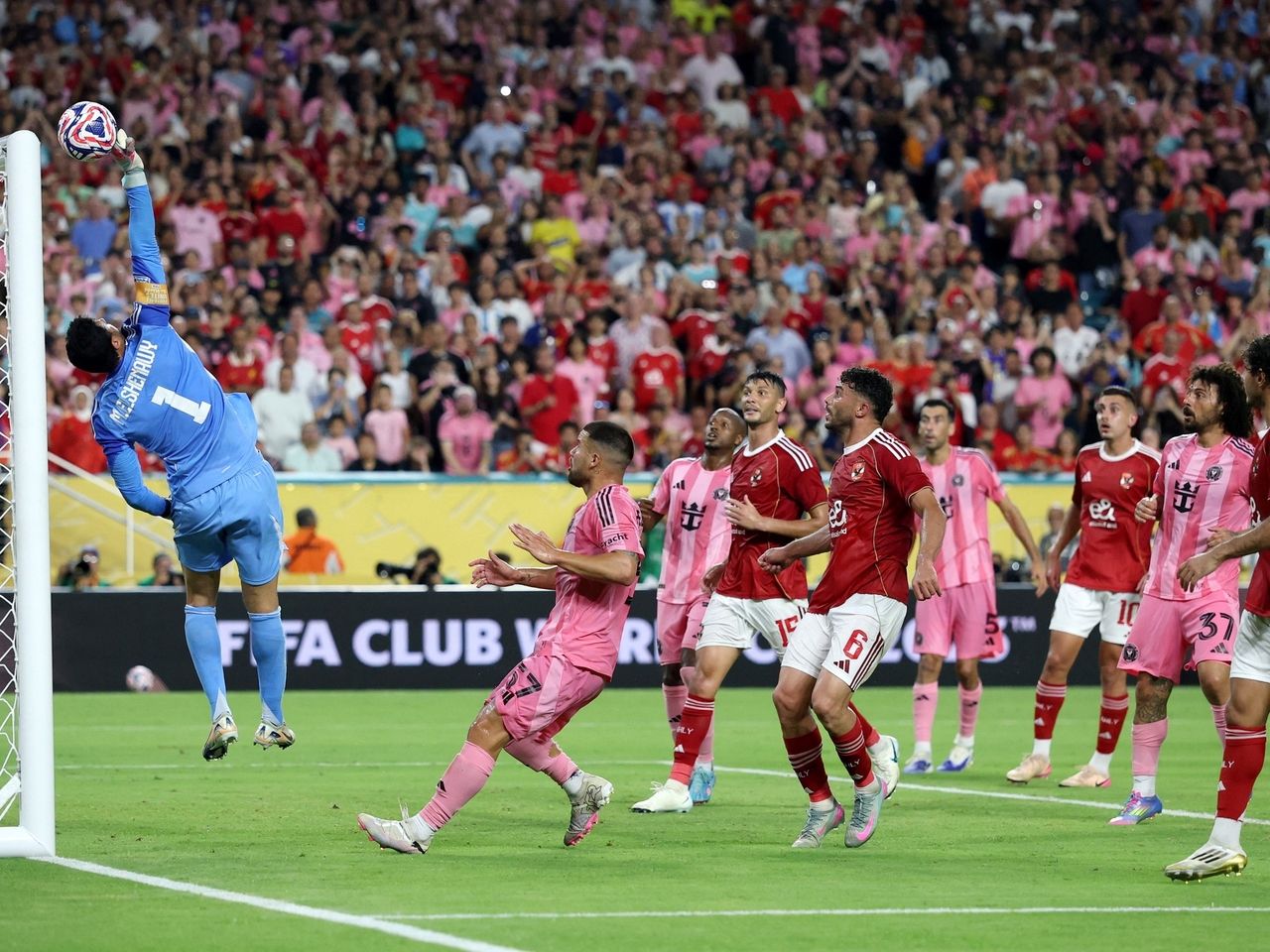 Szalony finał meczu Interu Miami z Al Ahly: od niemal strzelonego gola przez Messiego po główkę bramkarza El Shenawy'ego.