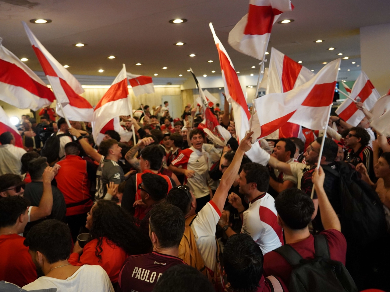 Tysiące fanów River Plate zorganizowało głośną i barwną demonstrację z flagami, a Seattle na krótko stało się Núñez.