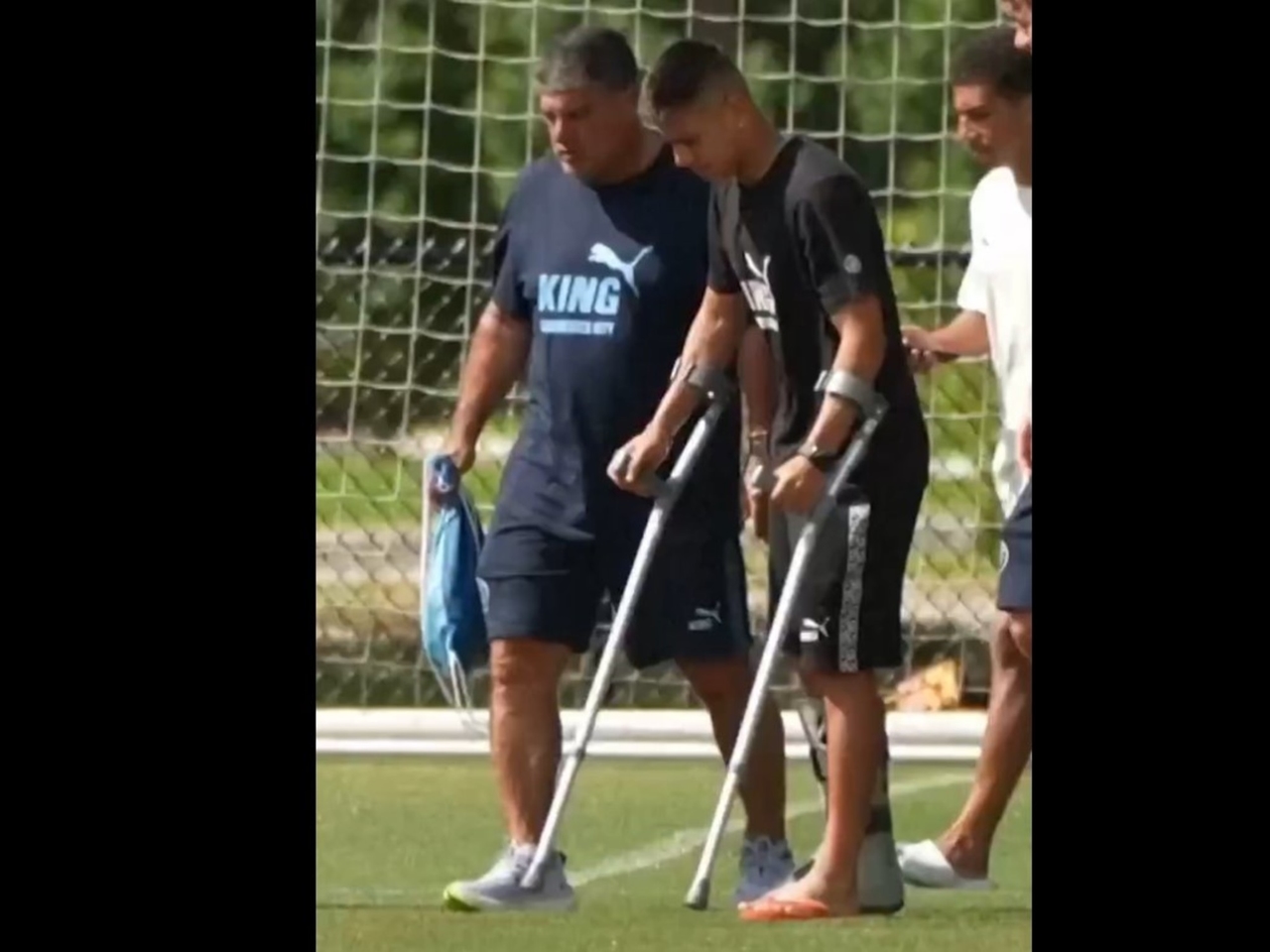 Echeverri en een verontrustende afbeelding met een wandelschoen en krukken op de training van Manchester City: gaat hij het WK missen?