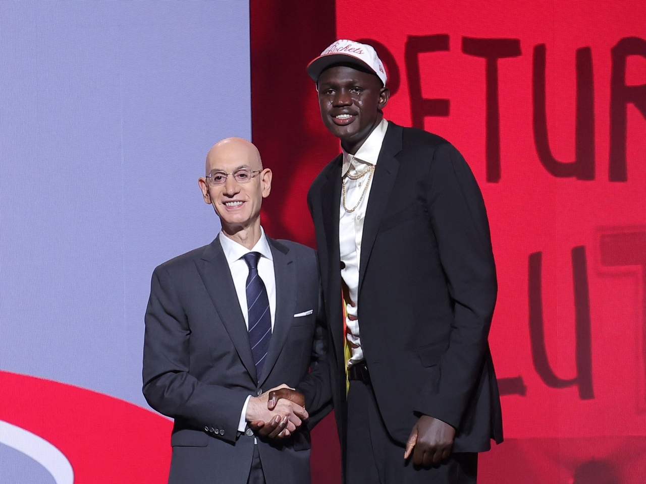 Khaman Maluach vertelt een bijna onwerkelijk verhaal over het overwinnen van obstakels: hij was een oorlogsvluchteling, werd op straat ontdekt en nu is hij een van de nieuwste sterren van de NBA.