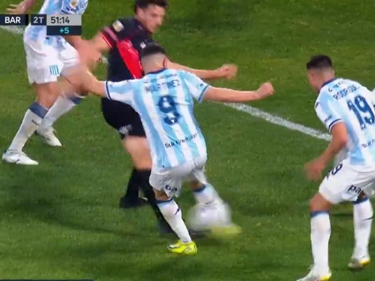 The controversial move in Racing vs. Barracas Central: Lamolina's explanation to Arias to justify his decision