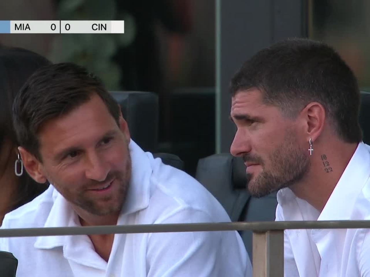 Messi ha accettato la sua sospensione nella MLS e ha guardato il pareggio dell'Inter Miami contro Cincinnati insieme a Rodrigo De Paul e Antonela Roccuzzo, con un compagno puro