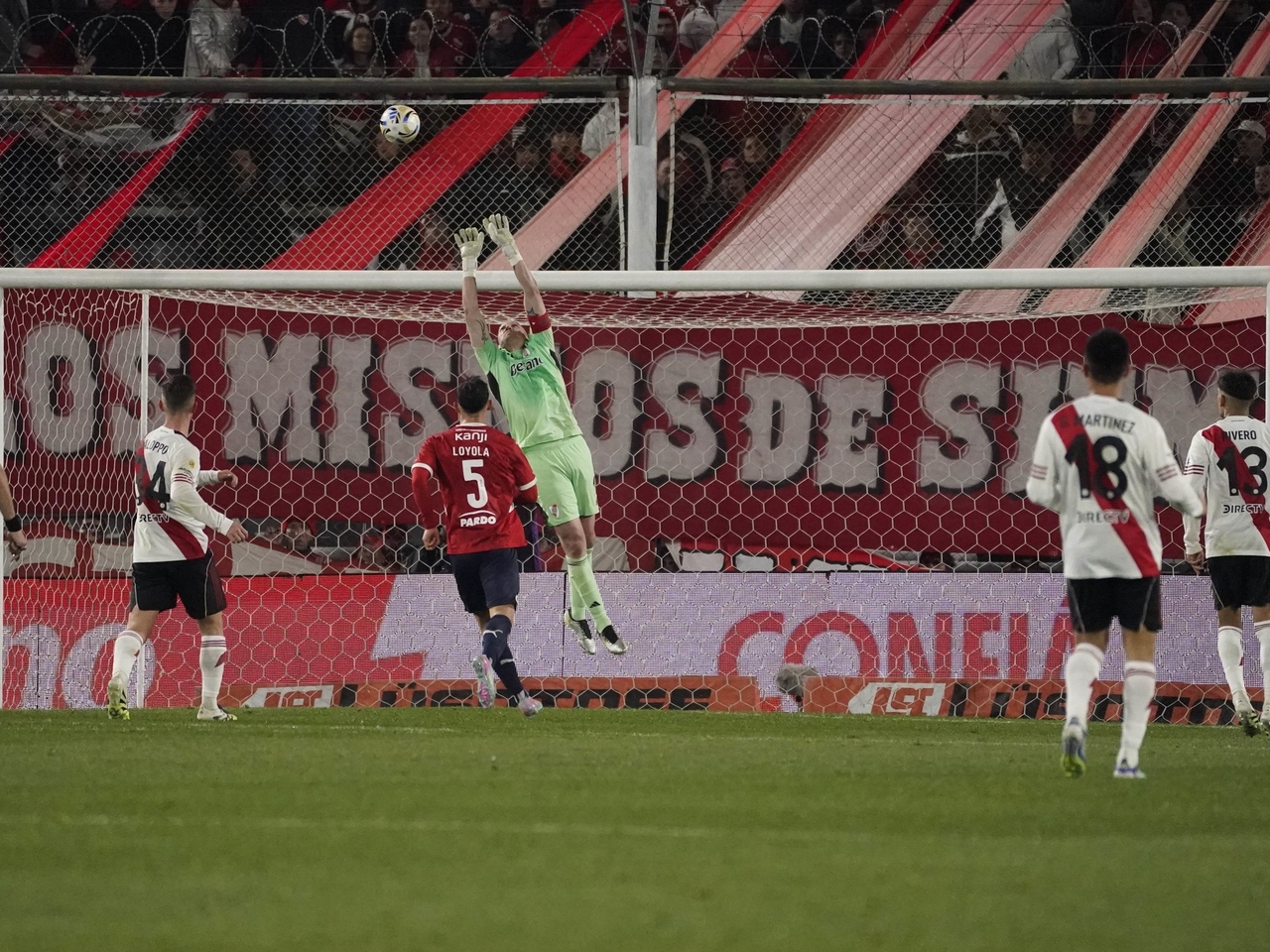 Remis River Plate 1-1 z Independiente: Armani znów był gwiazdą i uratował swoją drużynę w bardzo słabym derbowym meczu.
