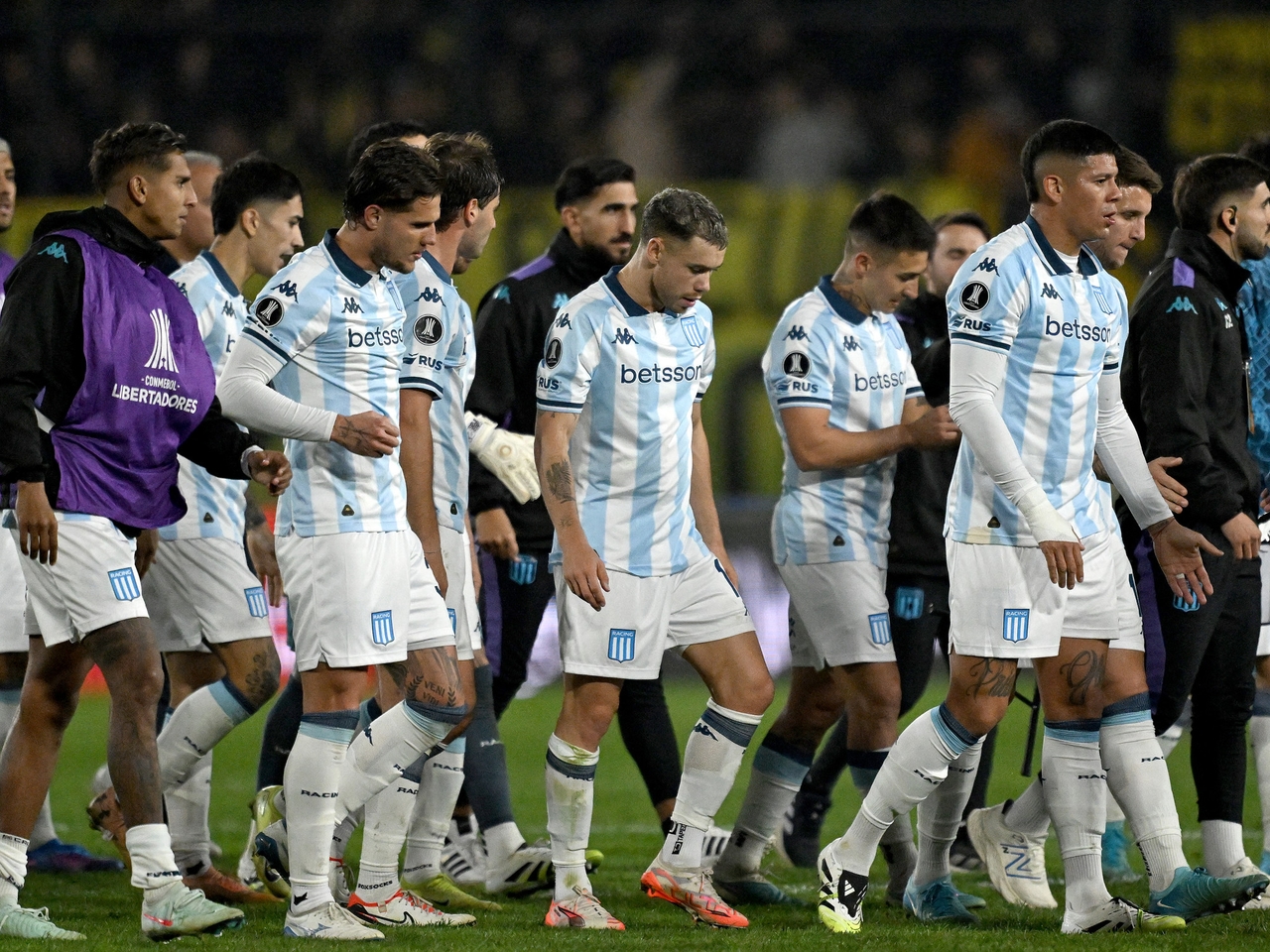 Marcos Rojo zadebiutował w barwach Racingu w przegranym meczu z Peñarol i zostawił wiadomość dla kibiców: „Musimy to odwrócić”.