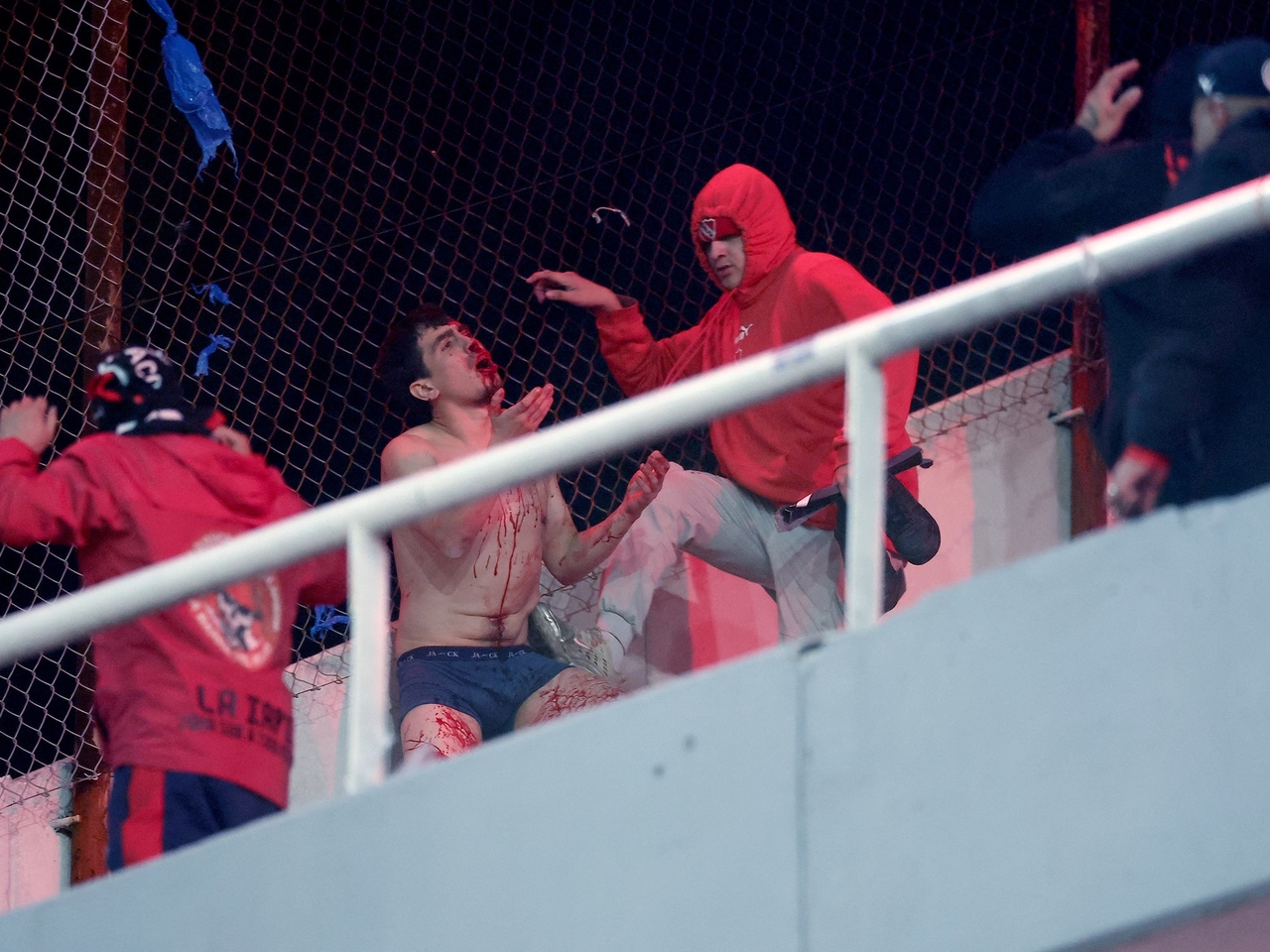 Após graves incidentes nas arquibancadas, a Conmebol confirmou o cancelamento da partida entre Independiente e Universidad de Chile.