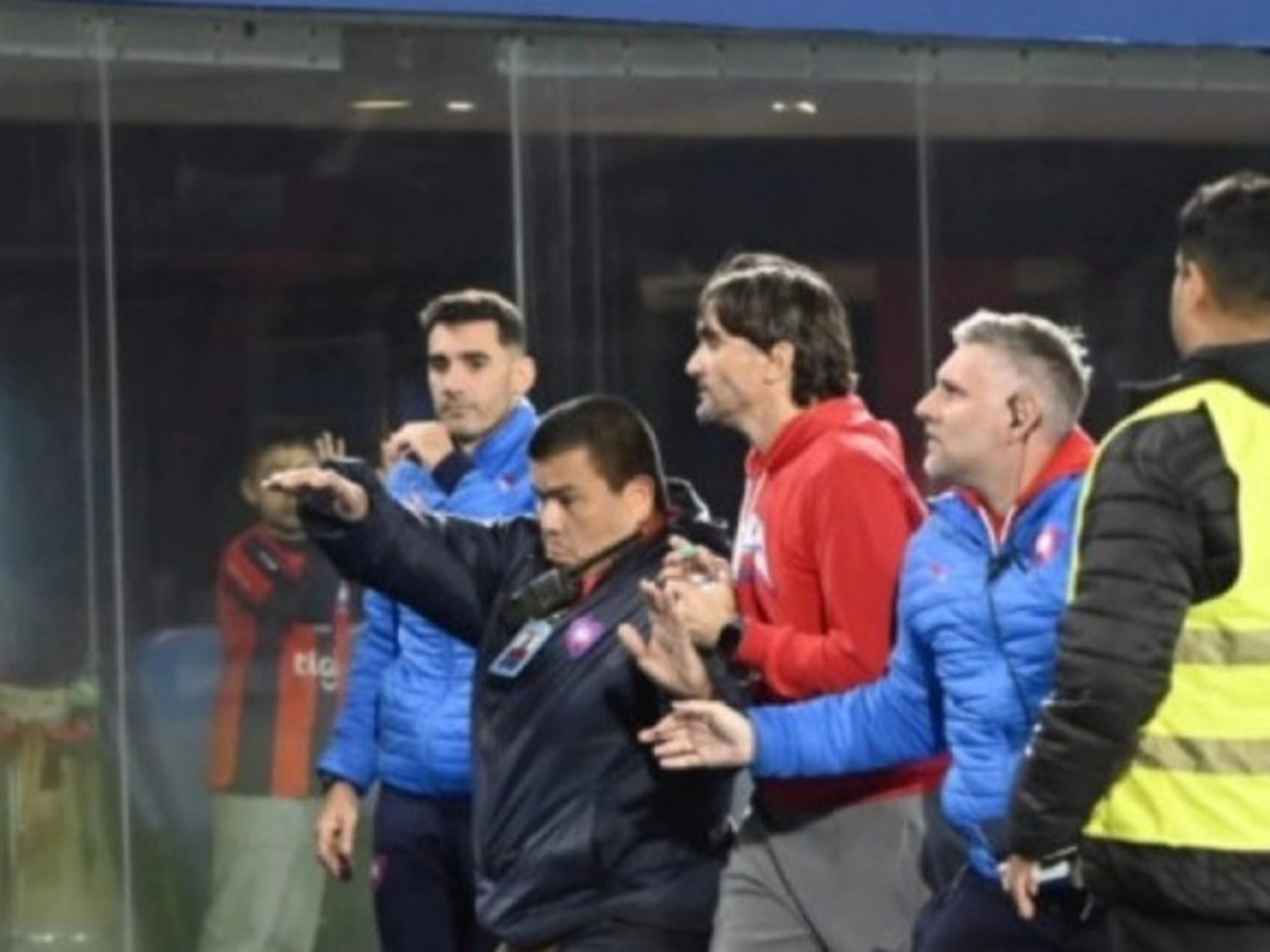 Kibice Cerro Porteño próbowali zaatakować Diego Martíneza po tym, jak ich drużyna przegrała lokalny turniej.