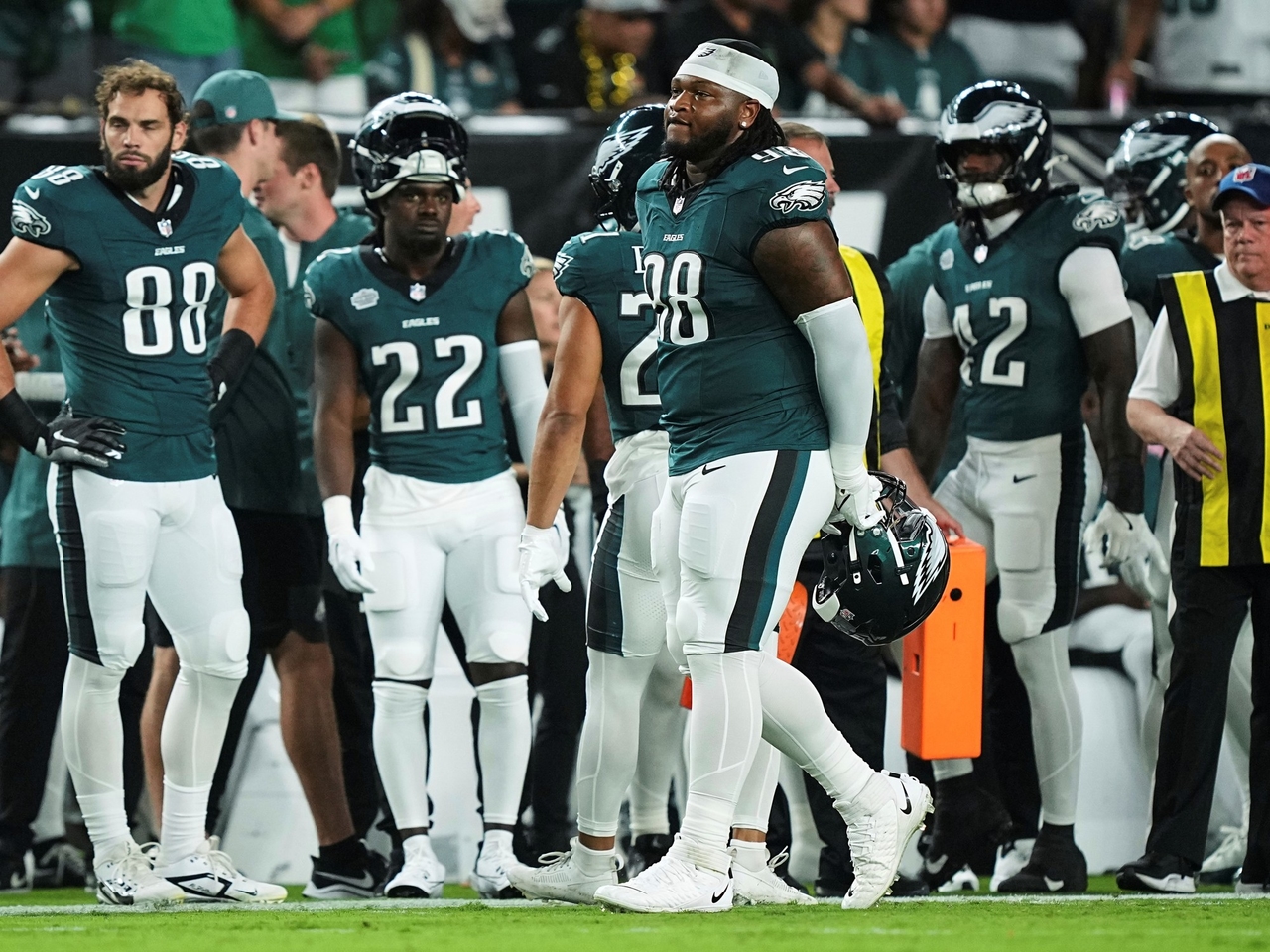 Início incomum na NFL: expulsão após seis segundos por cuspir em um adversário e tempestade no jogo de abertura