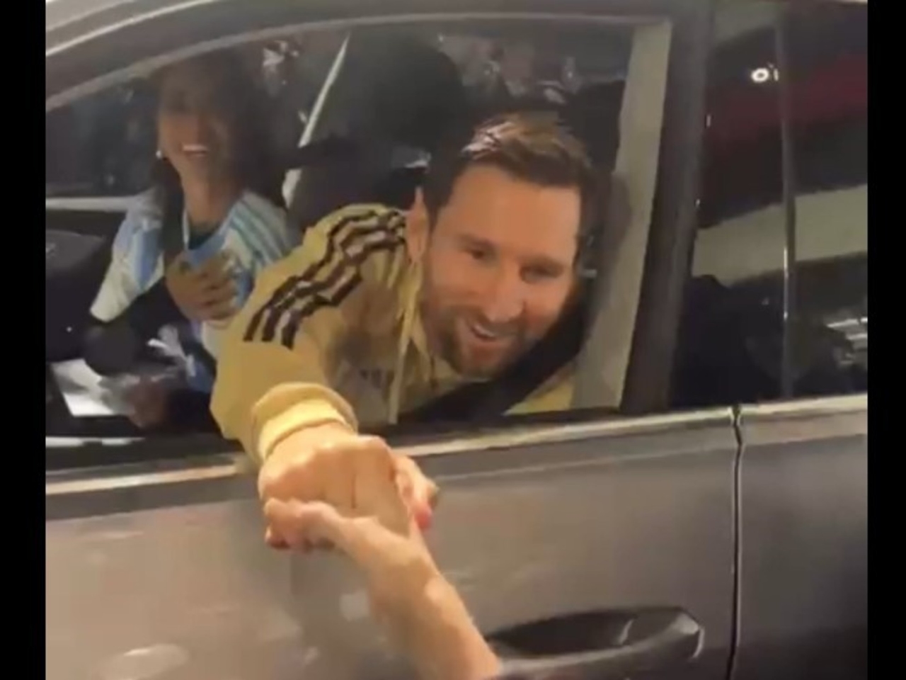 "Deus te abençoe": a saudação de Charly García a Lionel Messi e a reação carinhosa de Antonela ao encontro de duas lendas argentinas.