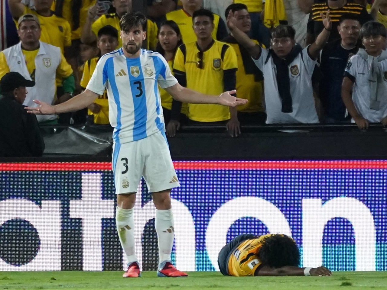 Nico Tagliaficos Wut über den umstrittenen Elfmeter im Spiel Ecuador gegen Argentinien: „Außerhalb des Strafraums war er nicht einmal überprüfbar.“