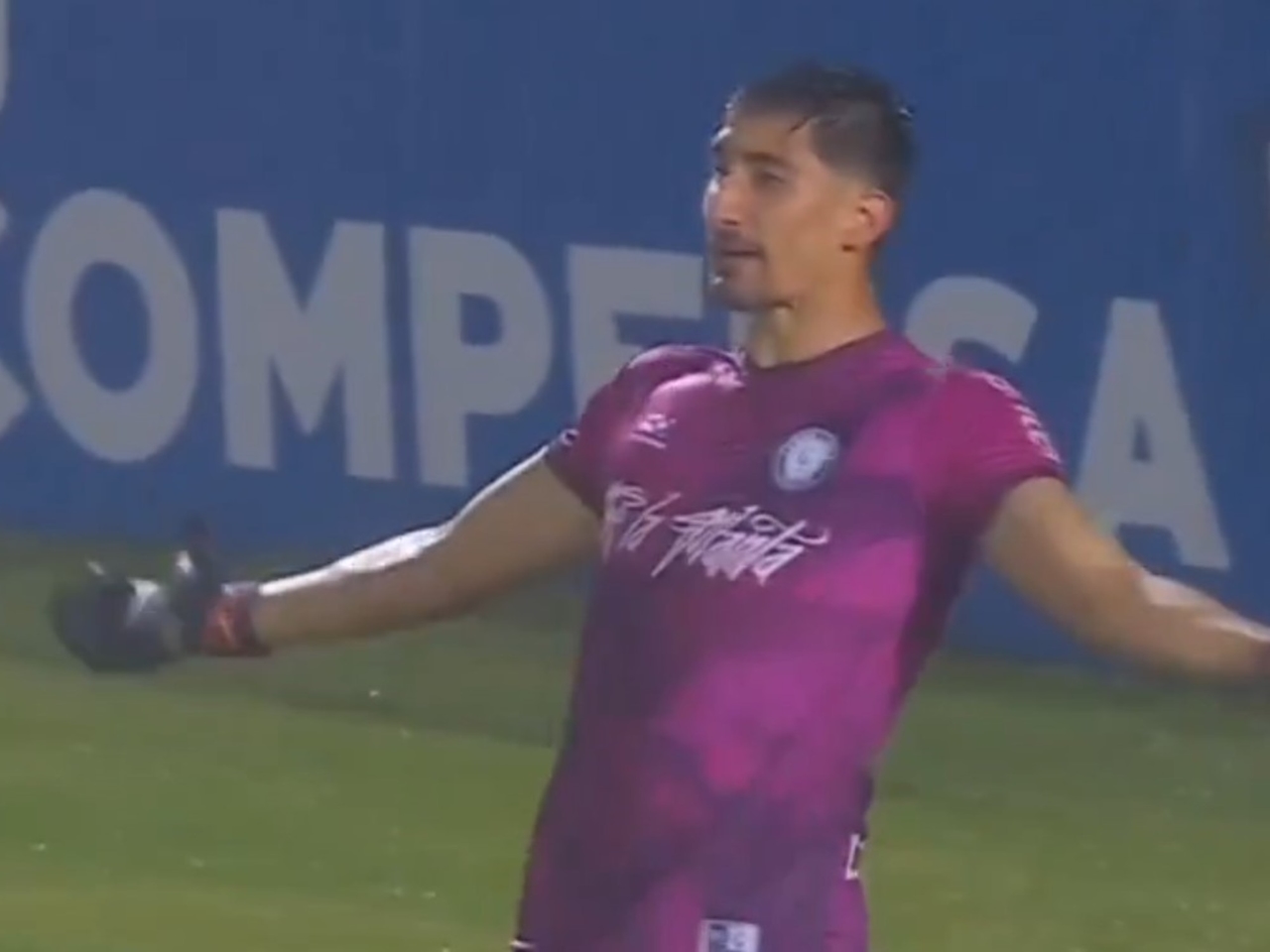 Le gardien argentin Gino Santilli a inscrit un but spectaculaire d'un bout à l'autre du terrain lors d'un match de football uruguayen contre Cerro Largo et a surpris tout le monde par son audace.