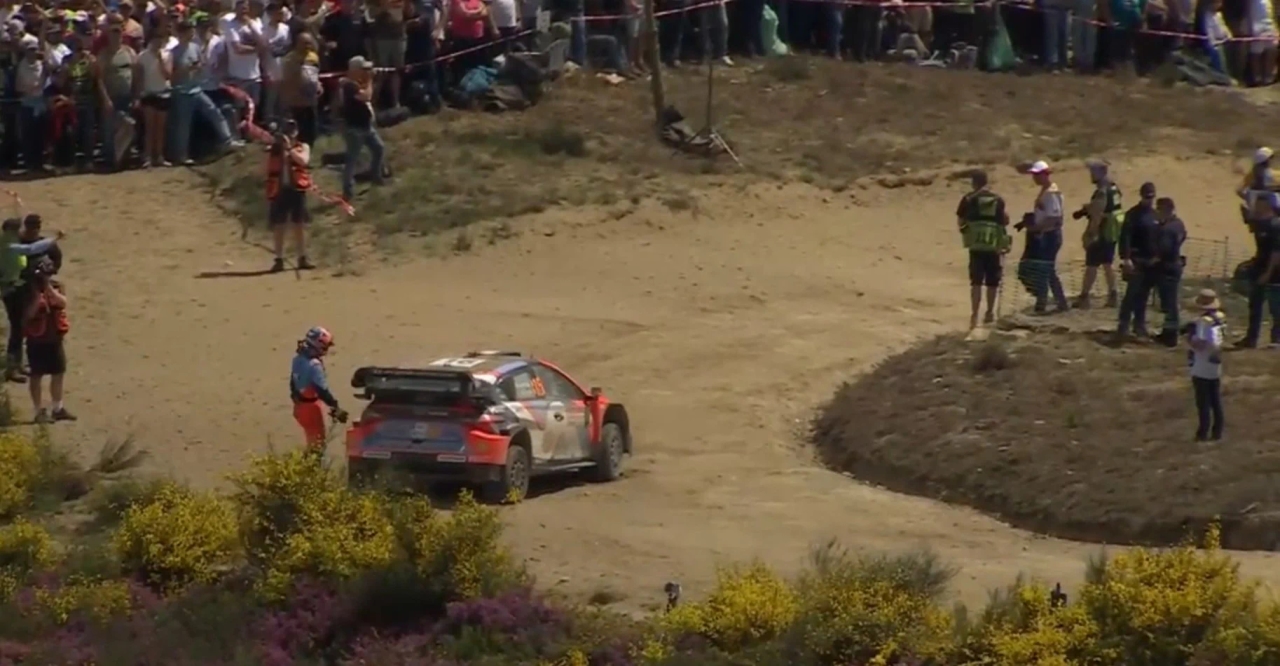 Fourmaux se cae y deja a Tänak más cómodo en cabeza