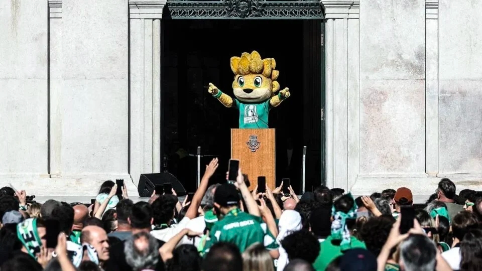 El Sporting celebra en el Ayuntamiento de Lisboa pero Carlos Moedas es abucheado