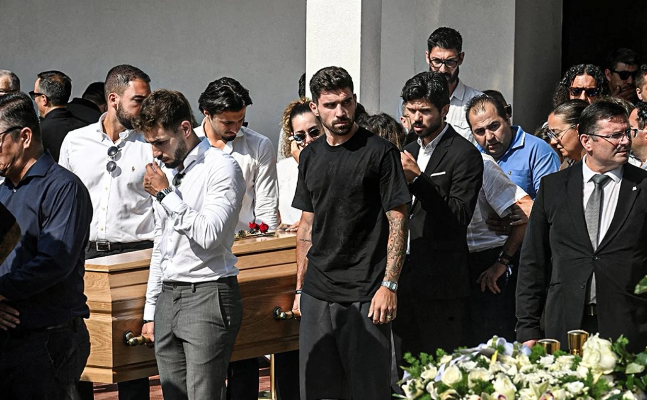 Family, friends and colleagues among thousands at the final farewell to Diogo Jota and André Silva