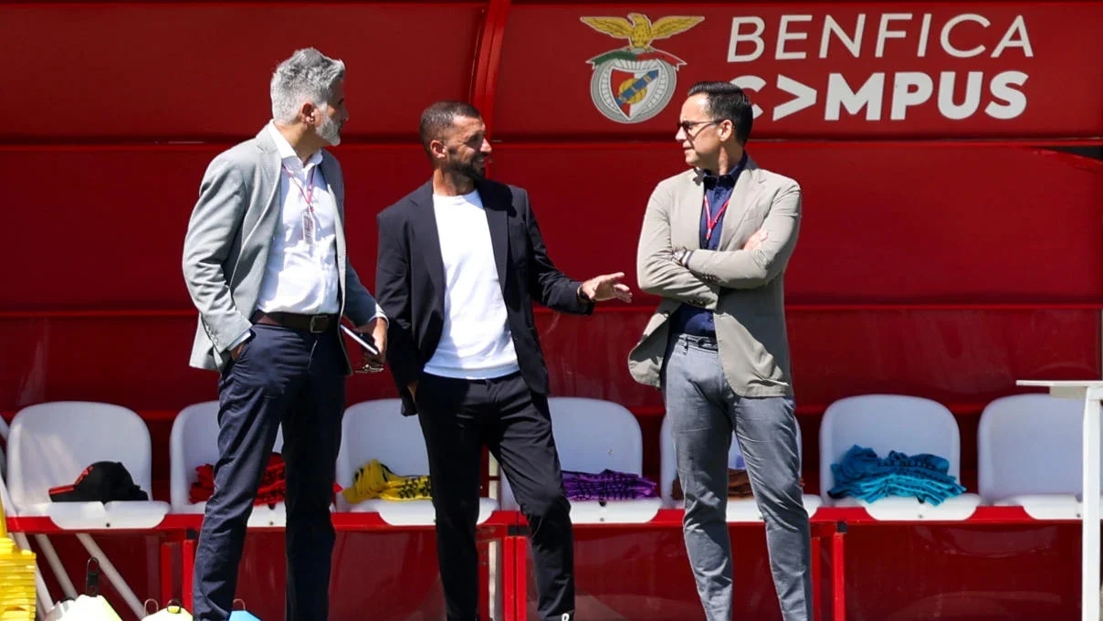 Simão Sabrosa, Benfica'nın profesyonel futbol takımının yeni teknik direktörüdür.