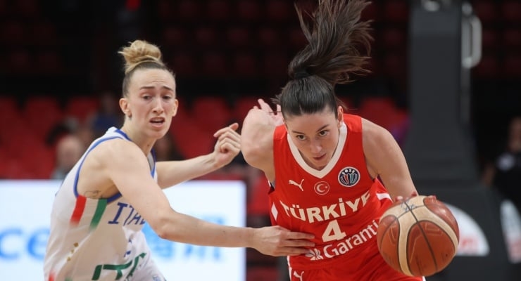 Mistrzostwa Europy: żeńska drużyna koszykówki przegrywa z Włochami 76-74