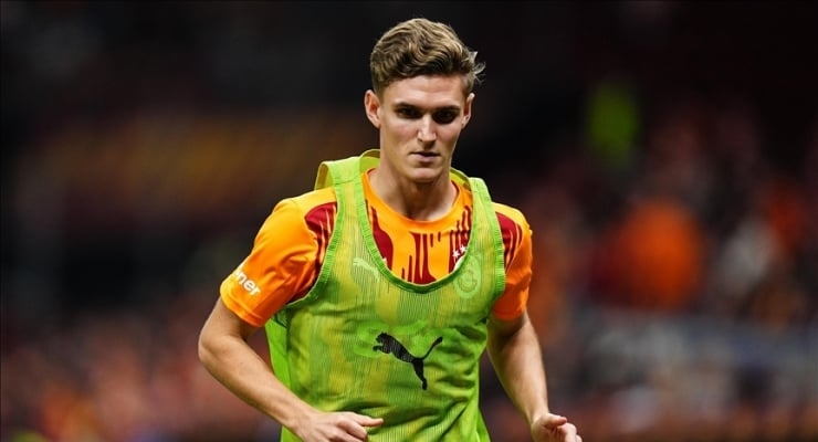 O Galatasaray emprestou Elias Jelert ao Southampton com opção de compra