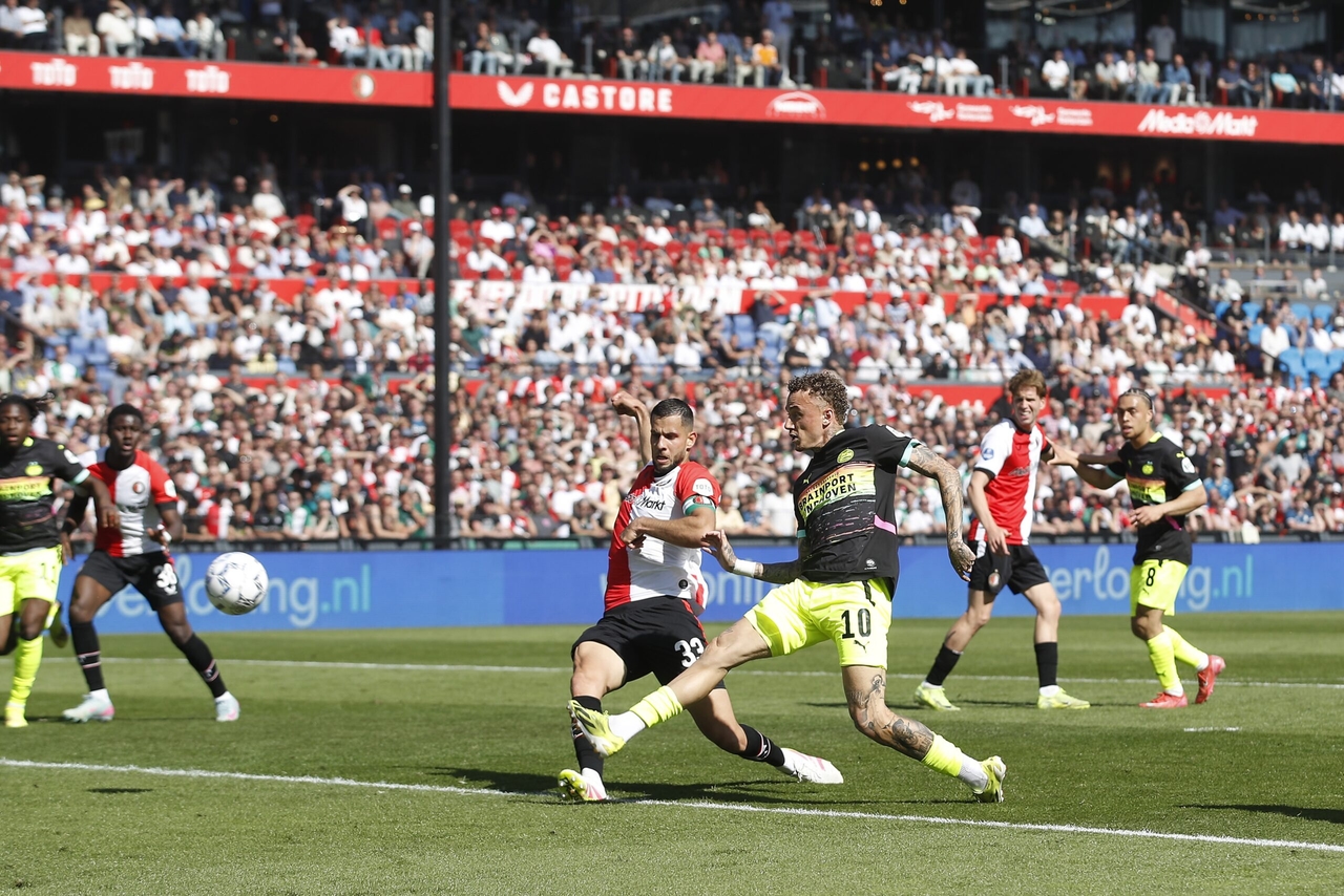 Late PSV win in Rotterdam reignites title race as Ajax falter