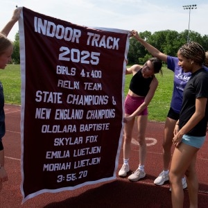 Die 4x400-Staffel der Mädchen aus Amherst führt eine starke Gruppe auf dem Weg zu den Nike Outdoor Nationals in Oregon an