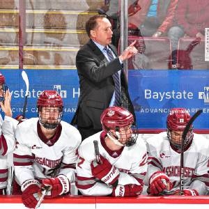 UMass Hockey begrüßt drei Transfers zur Verstärkung der Angriffsreihen