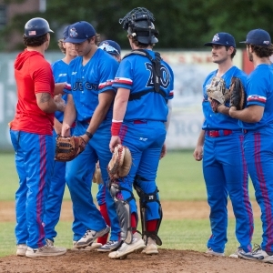 Spieler der Valley Blue Sox zeigen im Playoff-Drang Engagement für die Jugend
