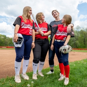 Für die Softball-Supermutter Becky Dubay aus Hampshire Regional war der Muttertag auf dem Spielfeld besonders ereignisreich