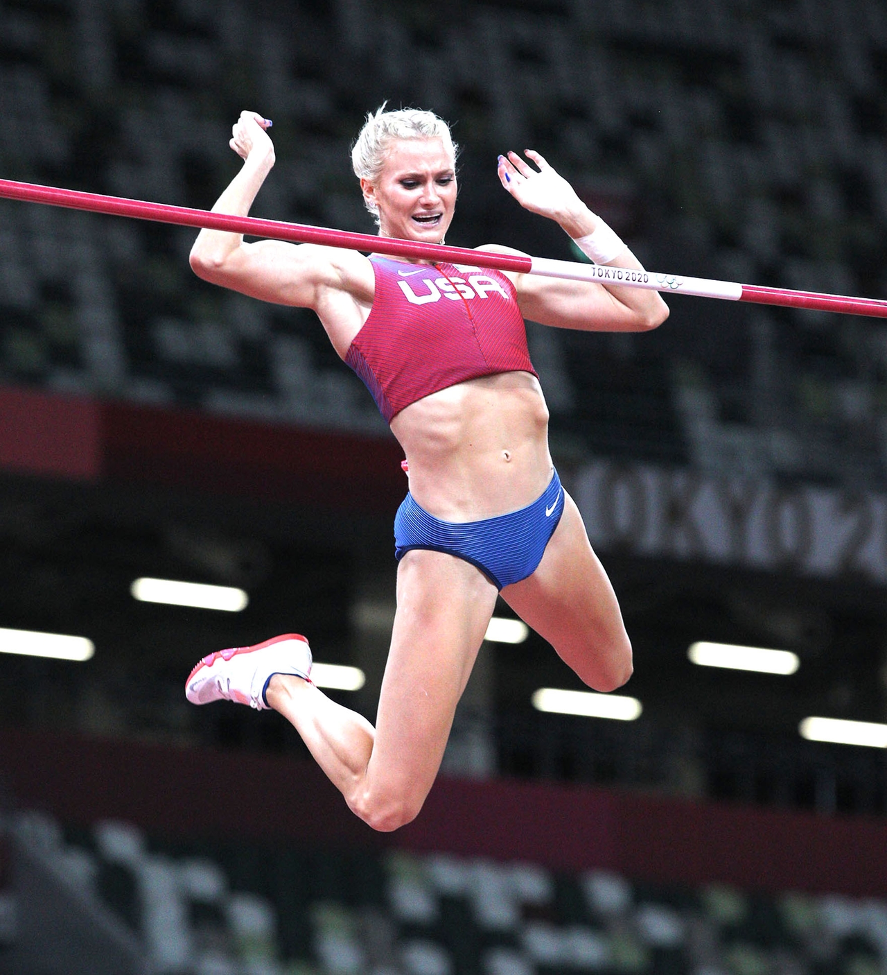 "Jumping Over Boundaries", de polsstokhoogspringwedstrijd tussen Italië en Slovenië. Katie Moon is erbij.