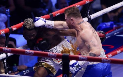 Canelo triumphiert durch einstimmigen Punktsieg über den schwer zu fassenden William Scull