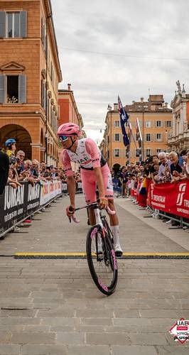 Del Toro se aferra a la maglia rosa en el Giro