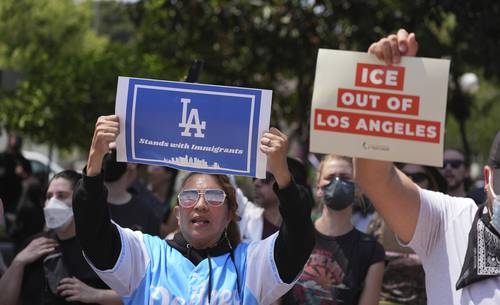 Fans kritisieren Dodgers wegen mangelnder expliziter Unterstützung angesichts der Razzien