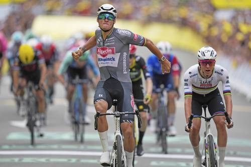 Van Der Poel indossa la maglia gialla