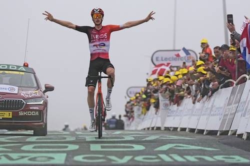 Nederlander Arensman wint zwaarste etappe van de Tour de France