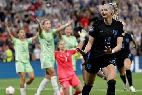 Die Löwinnen entkommen dem Abgrund und erreichen das Finale der Europameisterschaft