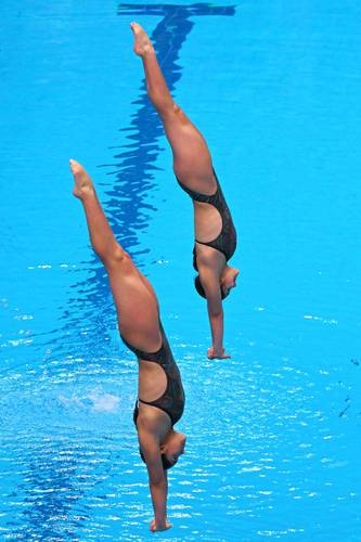 Lía en Mía Cueva, de bronzenmedaille-tweeling op het WK in Singapore