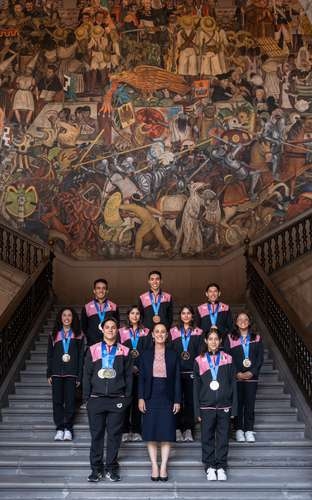 Sheinbaum welcomes the historic diving team to the National Palace.