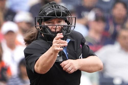 Historyczne wydarzenie! Jen Pawol zostanie pierwszą kobietą sędzią MLB od 100 lat.
