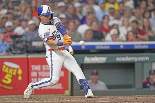 Ramón Urías hits his first home run with the Astros