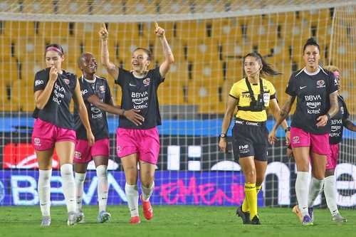 La squadra femminile del Barcellona sconfigge le stelle della Liga MX
