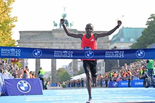 Il keniano Sebastian Sawe vince la maratona di Berlino