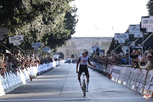 Del Toro closes a dream season for Mexican cycling with a win.