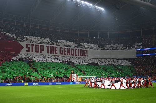 I tifosi del Galatasaray protestano contro il genocidio dei palestinesi