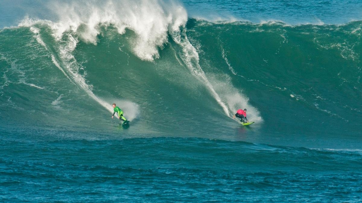 Santander empfängt die Surfmeisterschaft La Vaca Gigante mit Wellen von über neun Metern