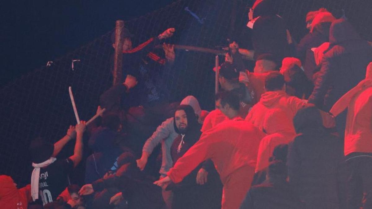 De wedstrijd tussen Independiente en Universidad de Chile werd opgeschort vanwege een brutaal gevecht tussen fans.