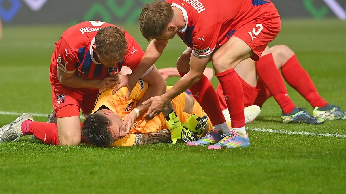 Im Abstiegsendspiel: Schlimmer Zusammenprall: Sorge um Heidenheims Torwart