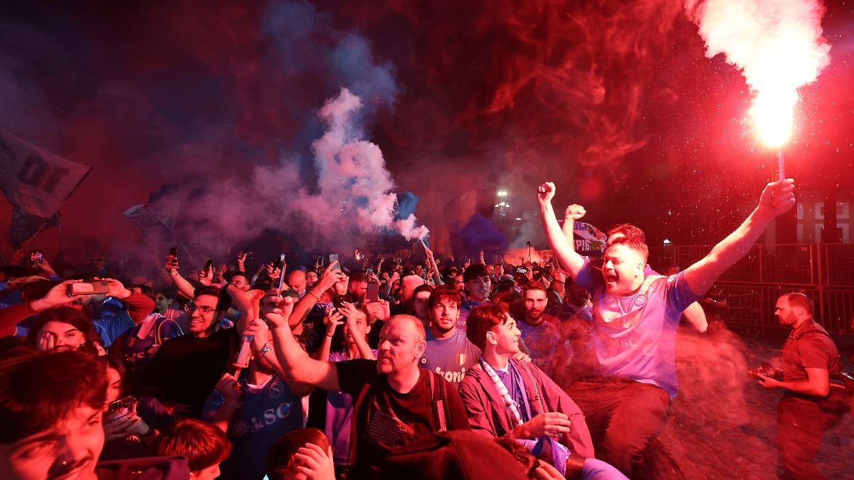 Todas as barragens se rompem no Versuvius: SSC Napoli comemora título de campeonato com erupção pirotécnica selvagem