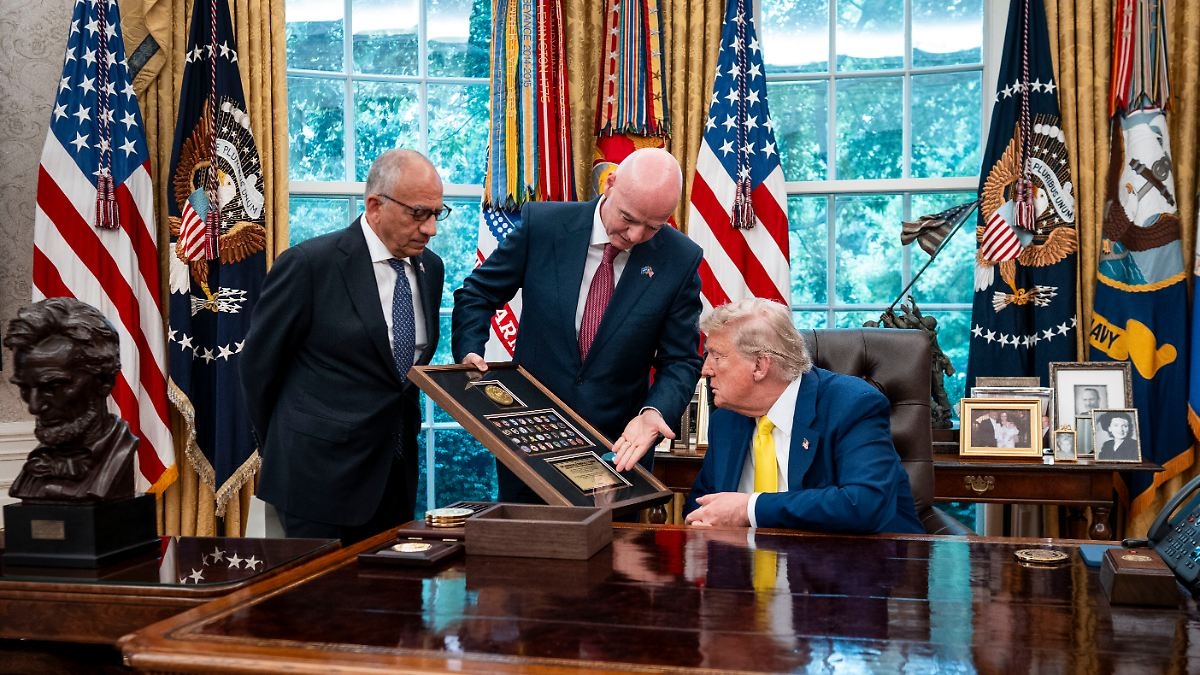 "Er weiß nicht, was das ist": Trump führt FIFA-Boss Infantino im Oval Office vor