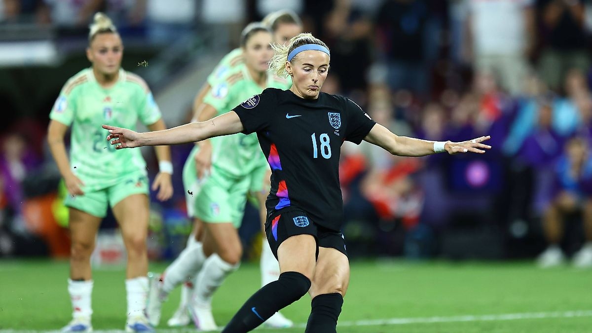 Between triumph and failure: The miraculous secrets of the penalty shootout