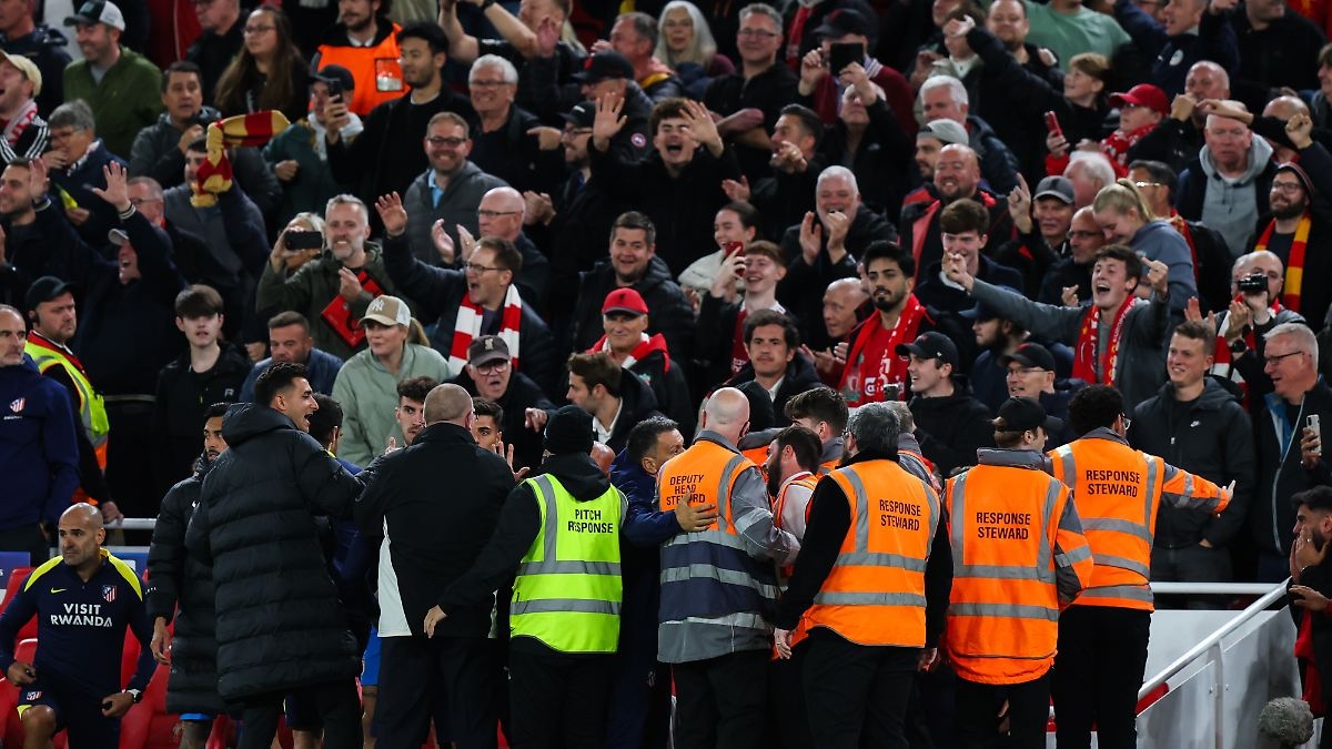 "Tried to beat someone": Atlético coach demands protection from abusive fans after outburst