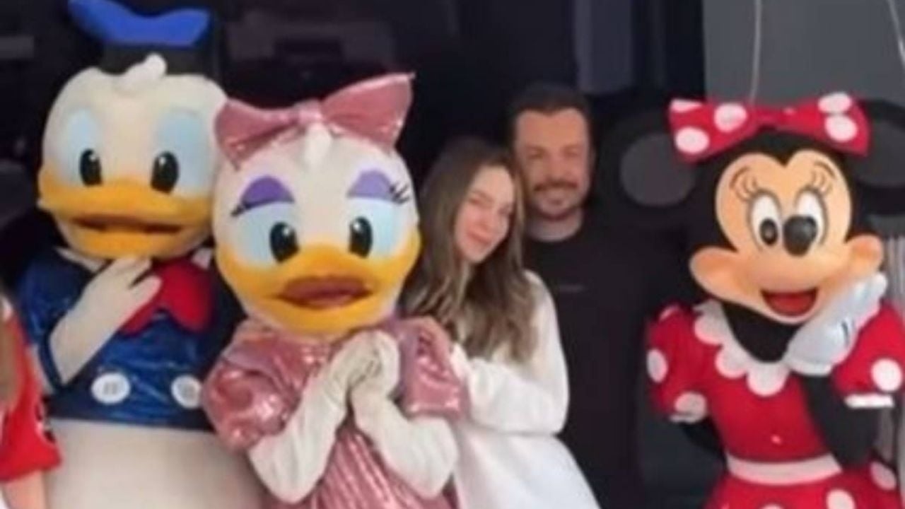 García Parra, Belinda'nın doğum gününü kutlamak için Disneyland'a gitmek üzere izin ister.